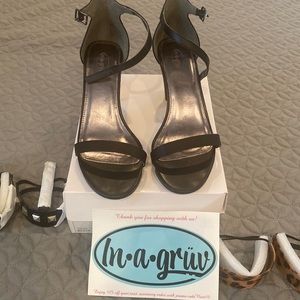 Black heel SHOES. alinio size 7.     3 shoes in 1